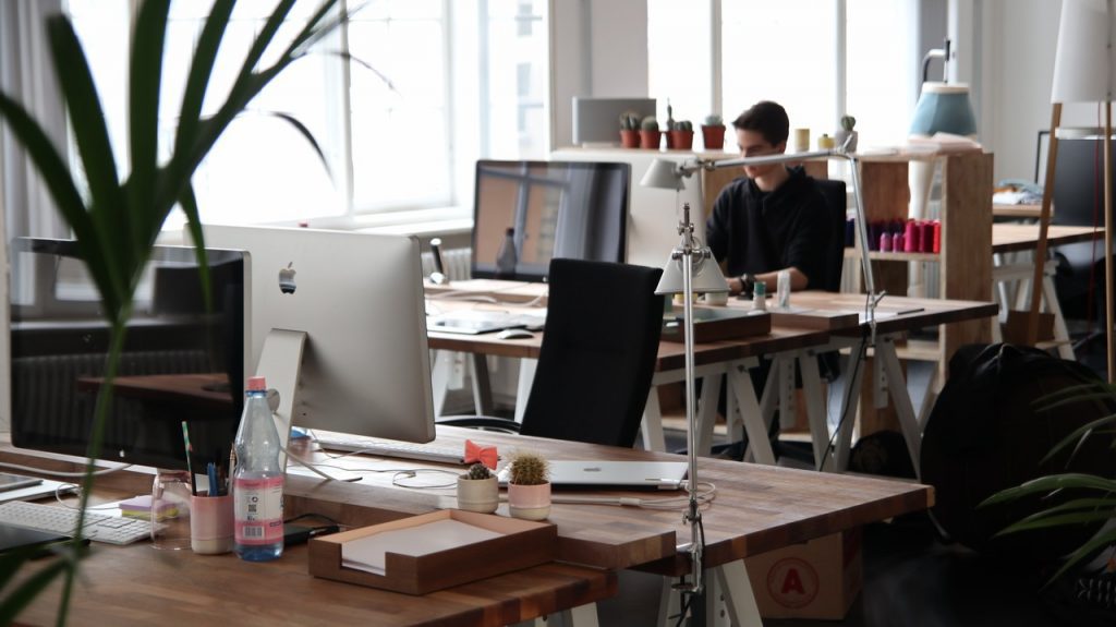 Pourquoi changer régulièrement de place au bureau est bon pour la productivité ?