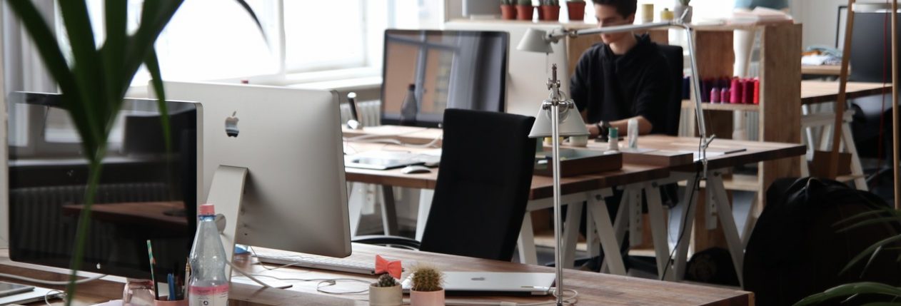 Pourquoi changer régulièrement de place au bureau est bon pour la productivité ?