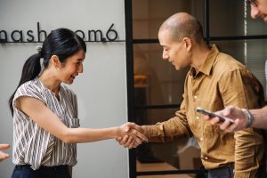 Un homme et une femme se serrent la main.