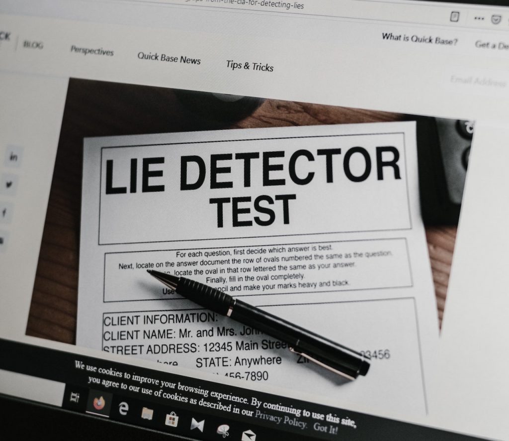 Un écran d'ordinateur avec une photo d'un document où il est écrit : "Lie detector test"