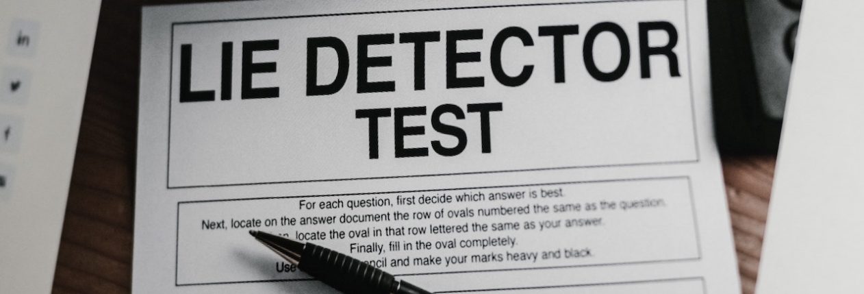 Un écran d'ordinateur avec une photo d'un document où il est écrit : "Lie detector test"