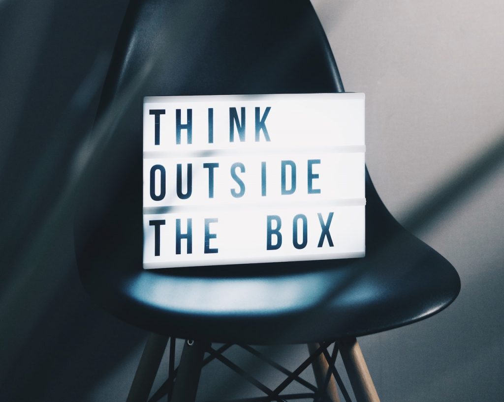 Une lightbox sur une chaise où l'on voit écrit "Think outside the box"