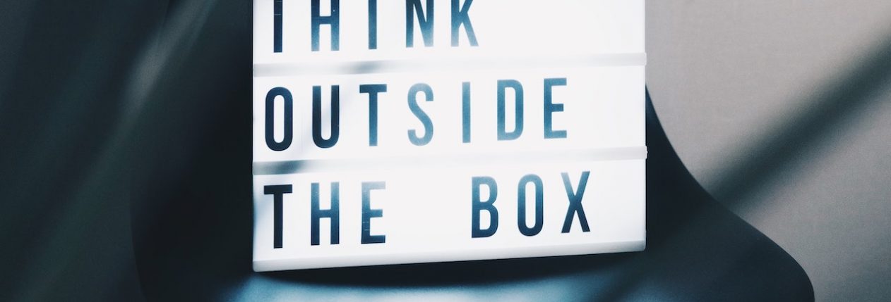 Une lightbox sur une chaise où l'on voit écrit "Think outside the box"