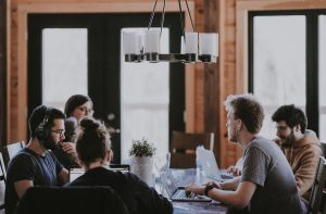 Un groupe de personnes réunies autour d'une table pour travailler.