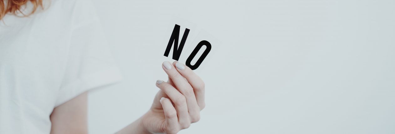 Une femme tient deux lettres dans ses mains "N" et "O".