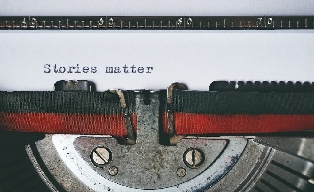 Une machine à écrire avec écrit "Stories matter".