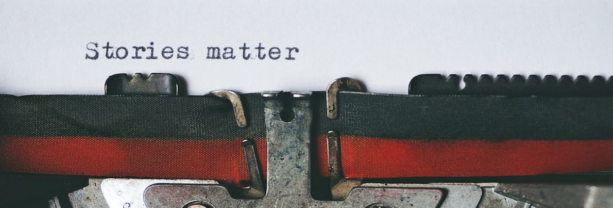 Une machine à écrire avec écrit "Stories matter".