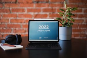 Un ordinateur ouvert sur une table avec écrit en grand sur l'écran : 2022.