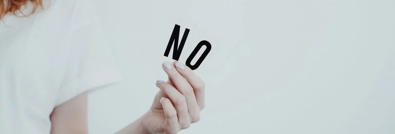 Une femme tient deux lettres dans ses mains "N" et "O".