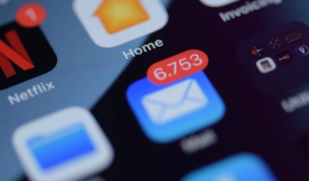 Un écran de téléphone où l'application des mails affiches 6 753 notifications.