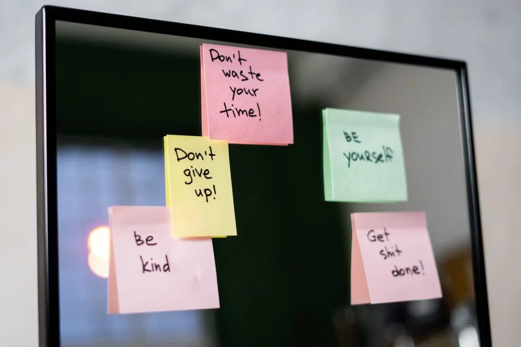 Post it sur un écran d'ordinateur