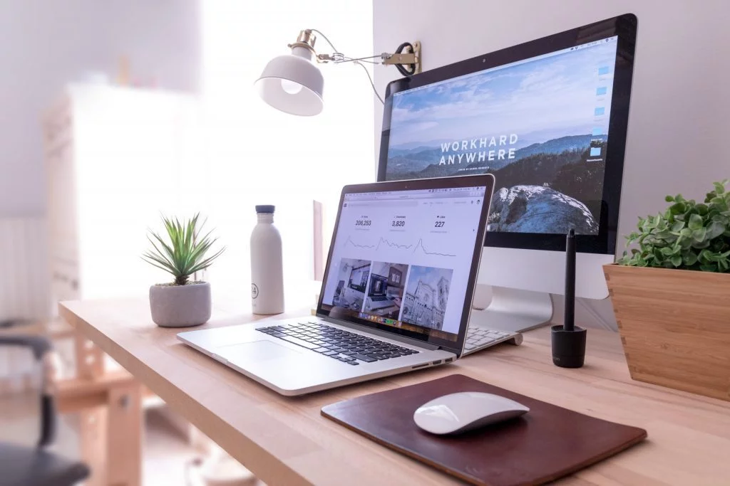 bureau avec deux écrans